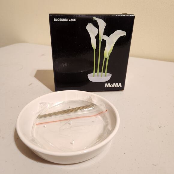 MoMA Museum of Modern Art Table Top White Blossom Bud Vase Minimalist 2013 NIB - Picture 1 of 5